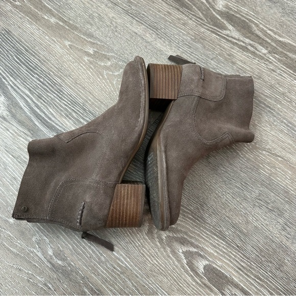 Ugg Bandara Mysterious suede ankle booties, travel friendly, cozy chic - Picture 10 of 11